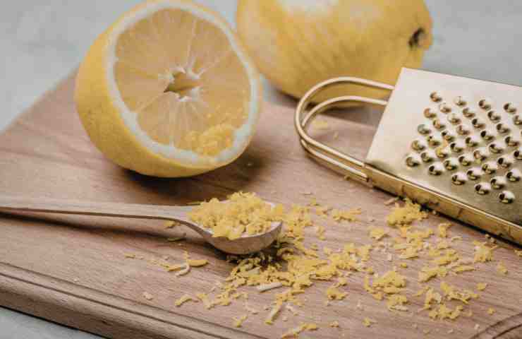 limone sul tagliere grattugiato