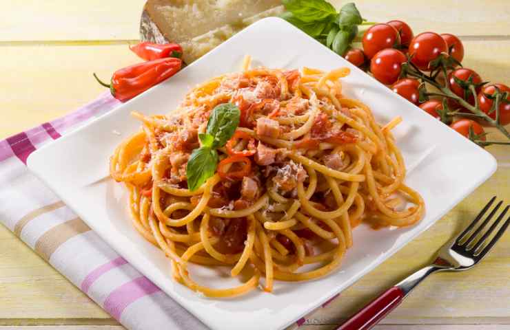 piatto di spaghetti all'amatriciana