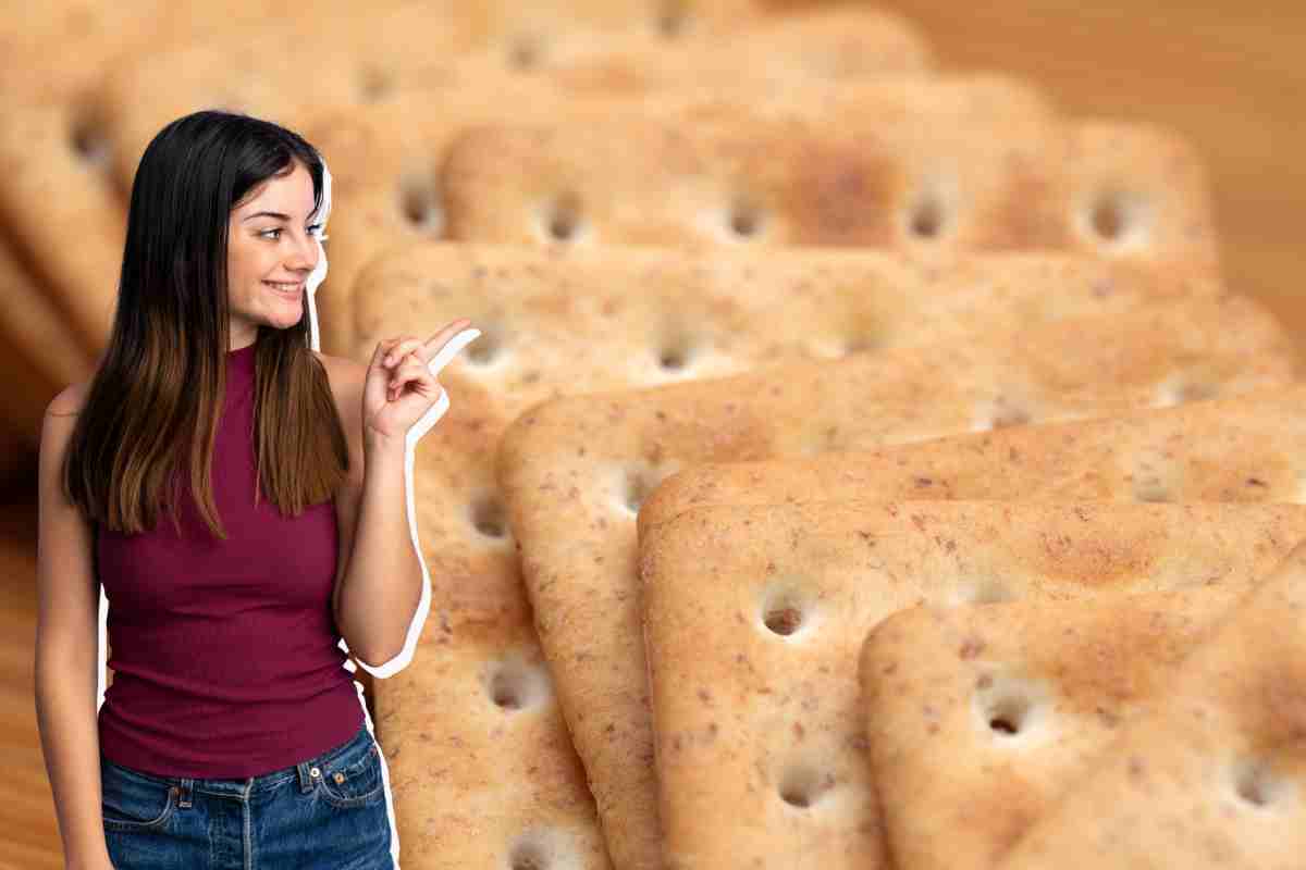 Donna che indica dei biscotti secchi