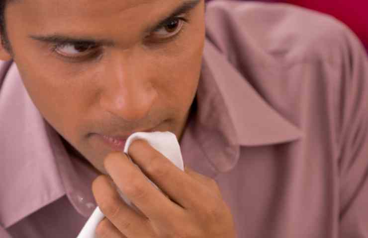 uomo che si pulisce la bocca col tovagliolo