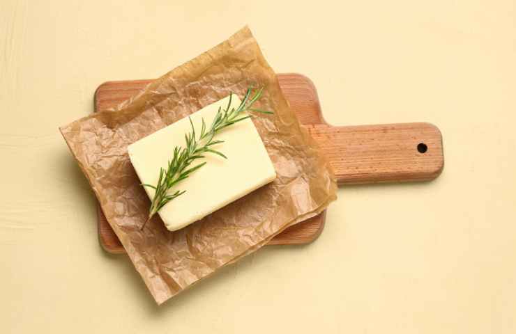 burro e rosmarino su tagliere