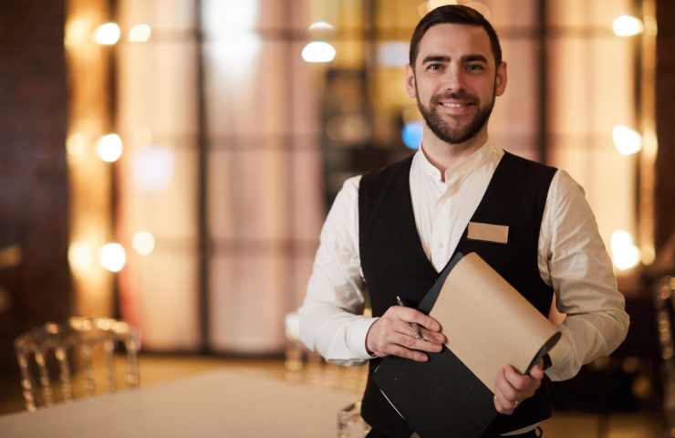 cameriere sorridente