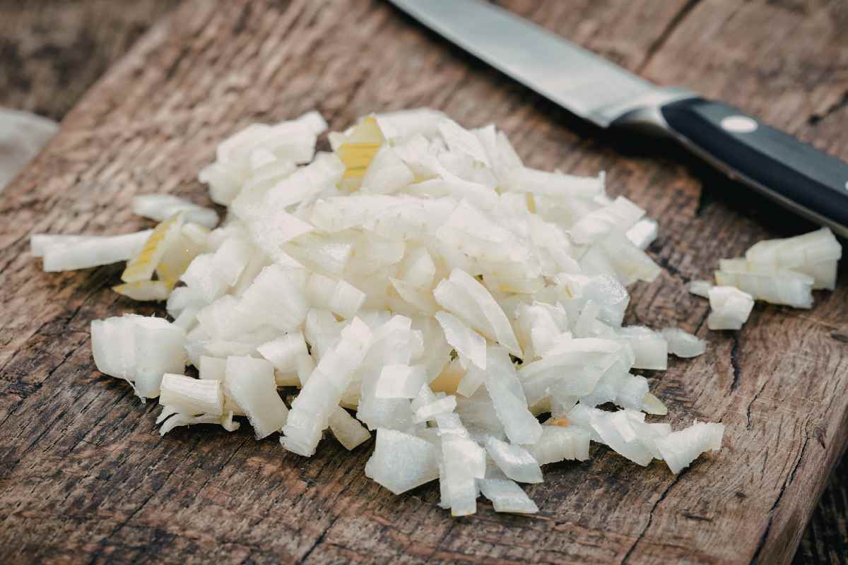 cipolla tritata su tagliere
