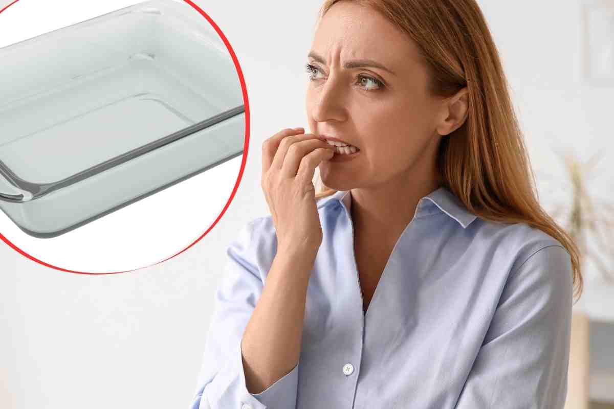 Una donna e una pirofila di vetro