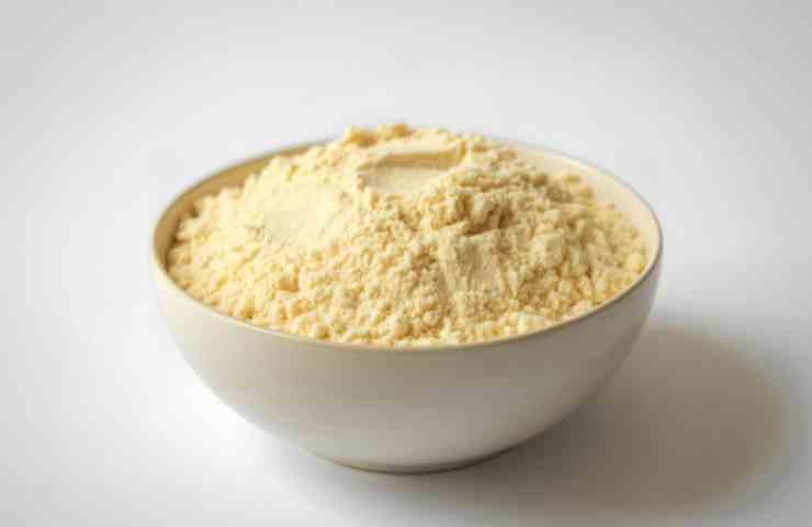 farina di ceci in ciotola