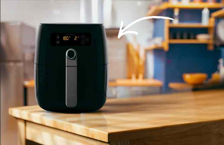 friggitrice ad aria nera su un tavolo