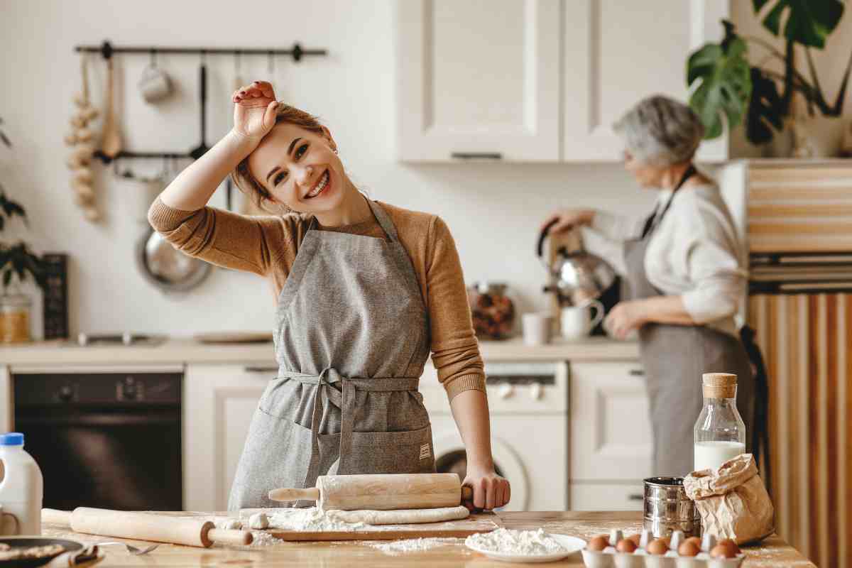 nuora e suocera in cucina