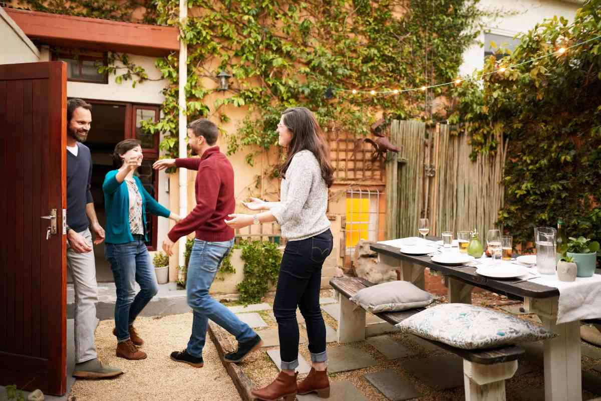 ospiti a cena in giardino