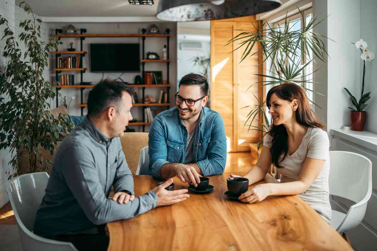 persone che parlano a tavola