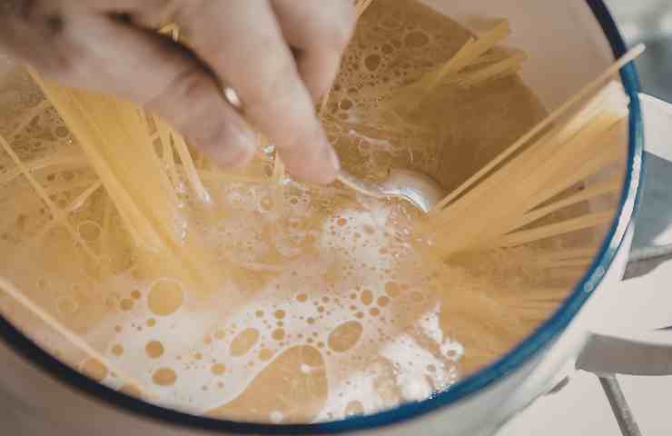pasta in acqua che bolle