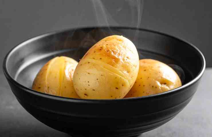 patate ancora bollenti in un piatto