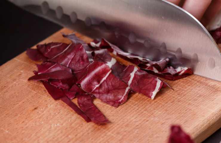 tagliare il radicchio sul tagliere