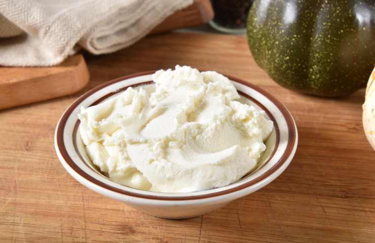 ricotta 100 grammi in una ciotola