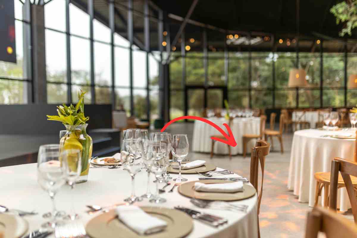 sedia accostata al tavolo