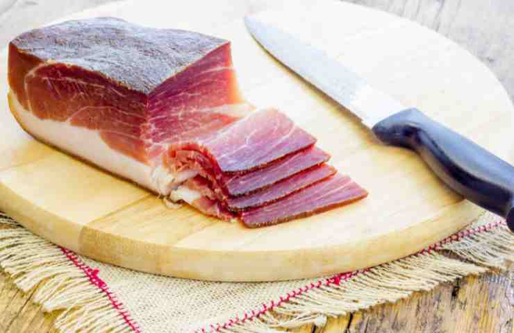 speck sul tagliere con coltello