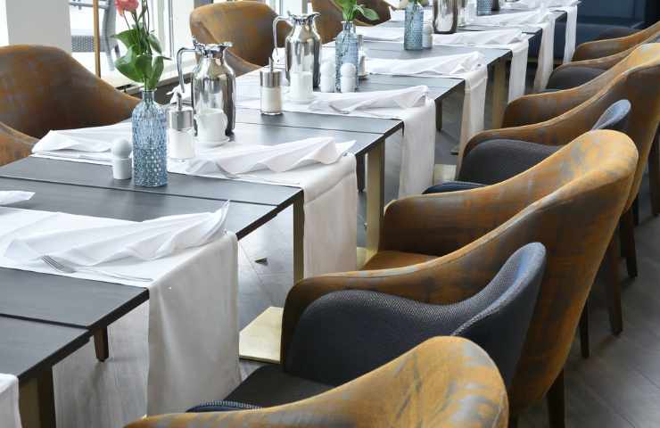 sedie e tavoli di un ristorante