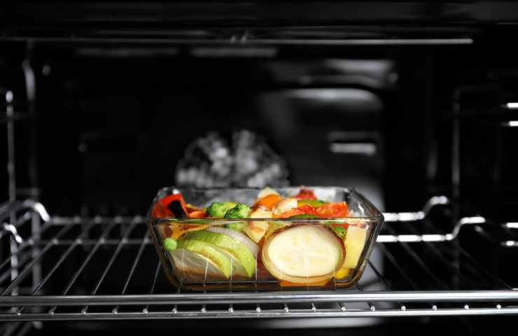 teglia di vetro con verdure in forno