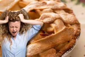 Donna che sbaglia la preparazione della torta di mele
