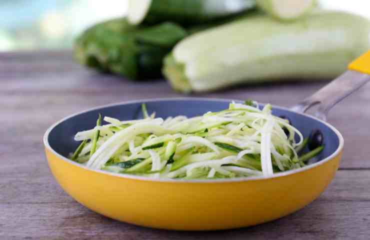 zucchine grattugiate in una padella